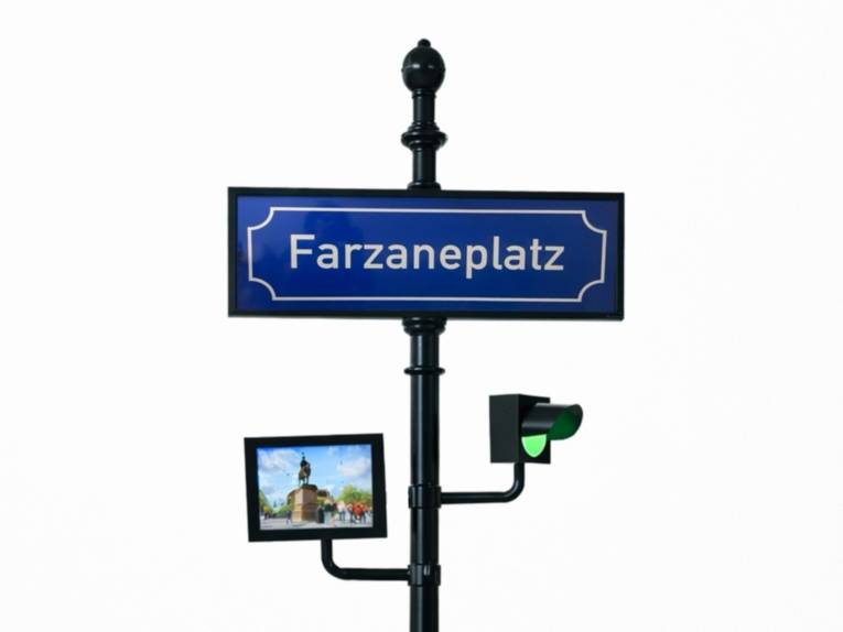 Zu sehen ist ein Kunstwerk von Farzane Vaziritabar: Ein nachgebautes Straßenschild mit der Aufschrift „Farzaneplatz“
