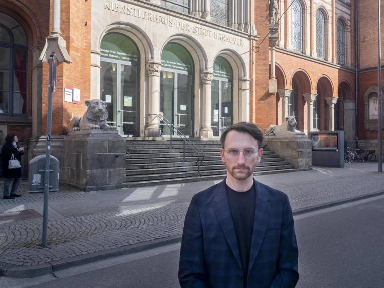 Christoph Platz-Gallus vor dem Künstlerhaus