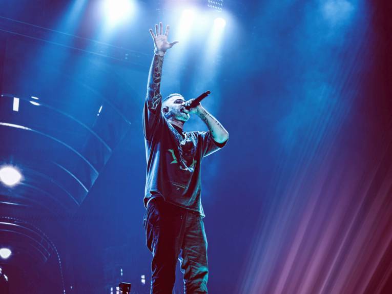 Der Rapper Bushido singt auf einer Bühne