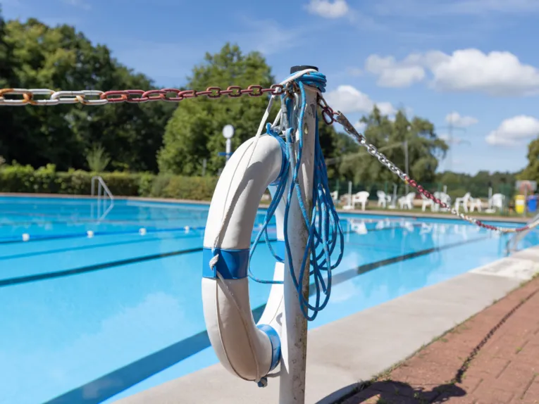 Rettungsring am Beckenrand eines Schwimmbeckens