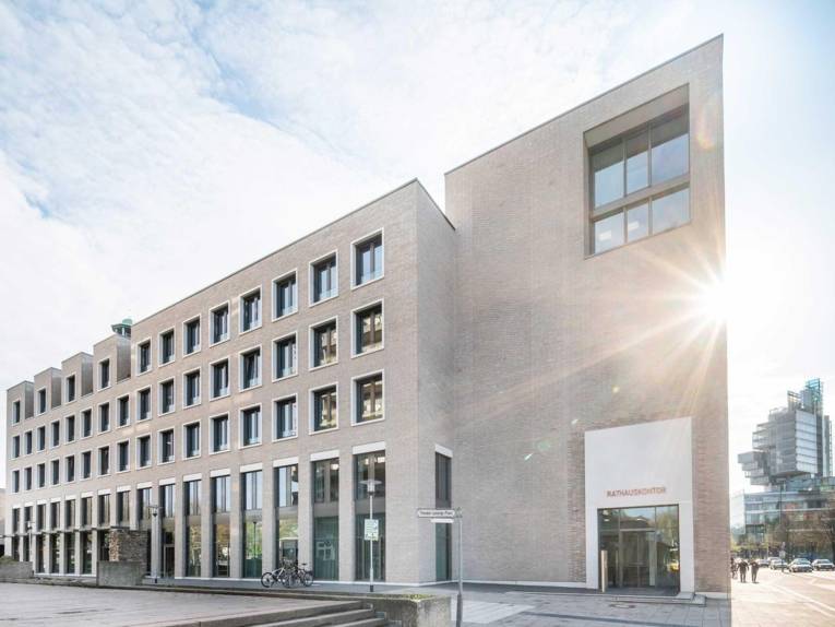 Ein modernes Gebäude von außen.