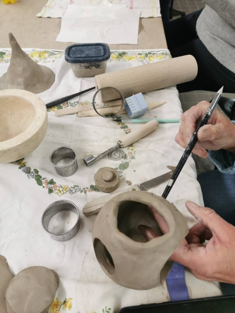 Eine Person außerhalb des Bildes arbeitet mit Ton