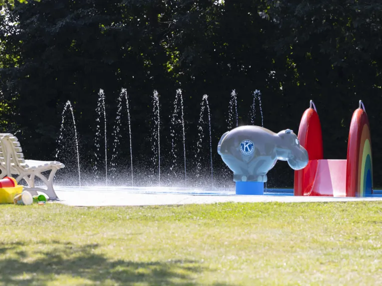 Kinderbecken mit Wasserspiel und Rutsche und gro&szlig;em Spiel-Flusspferd
