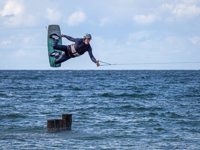 Surfer springt in die Luft