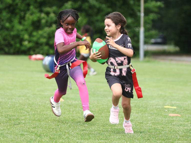 Neue Sportarten entdecken - Die Schüler*innen konnten sich unter anderem im Flag Football ausprobieren.