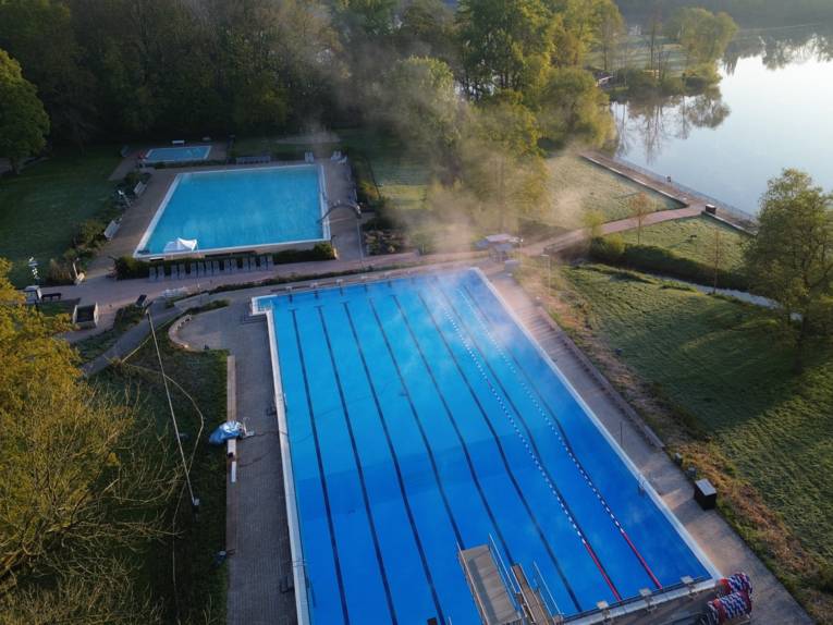 Luftaufnahme von Nichtschwimmer- und Schwimmerbecken in Hannover Ricklingen