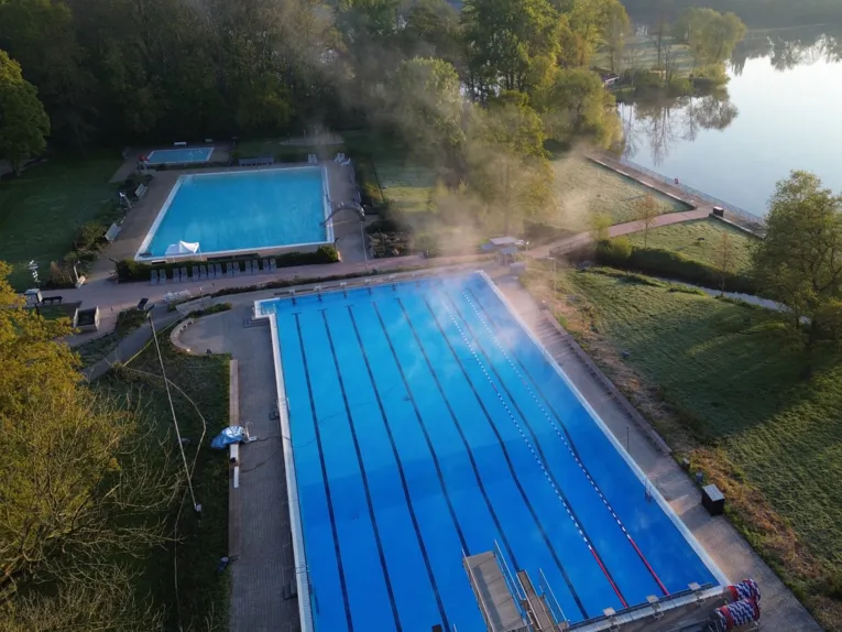 Luftaufnahme von Nichtschwimmer- und Schwimmerbecken in Hannover Ricklingen