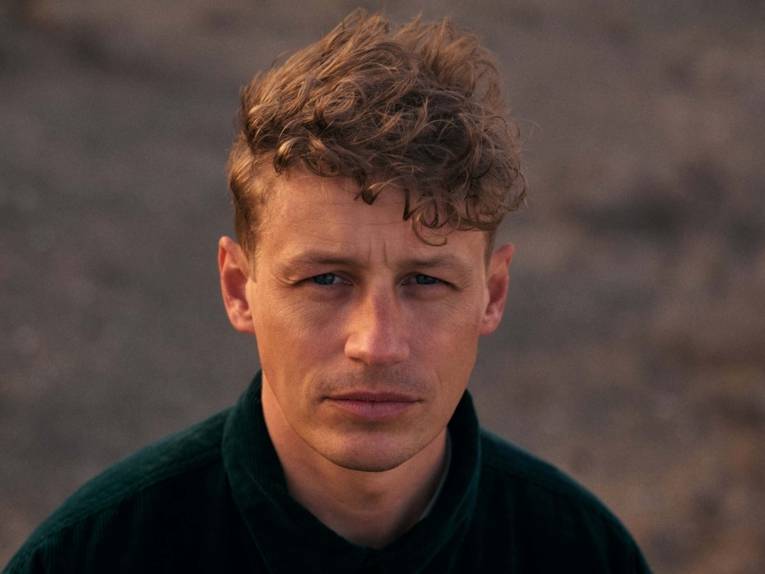 Der Sänger mit ernstem Blick