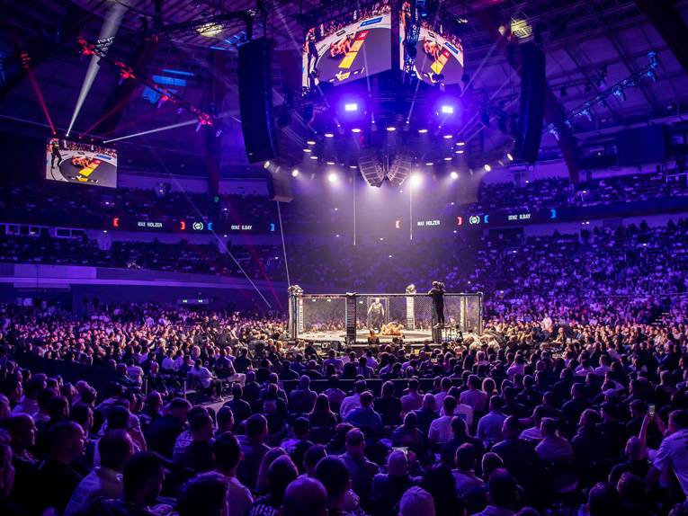 Ein Kampf in einem Oktagonring