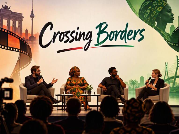 Bildbeschreibung:
 Das Symbolbild zeigt eine Podiumsdiskussion vor Publikum im Rahmen eines deutsch-nigerianischen Filmfestes. Vier Teilnehmende sitzen auf einer Bühne und stehen im Dialog miteinander. Im Hintergrund verbindet eine visuelle Collage filmische Motive sowie architektonische Elemente aus Deutschland und Nigeria. Das zentrale Schriftmotiv „Crossing Borders“ symbolisiert den kulturellen Austausch, gegenseitiges Verständnis und die verbindende Kraft des Films über geografische und gesellschaftliche Grenzen hinweg. Warme Farben und moderne Gestaltung unterstreichen die internationale und inspirierende Atmosphäre der Veranstaltung.
