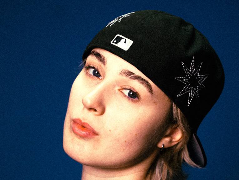 Die österreichische Singer-Songwriterin „NESS“