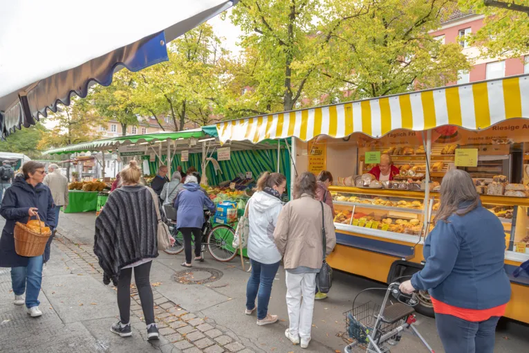 Kundinnen und Kunden auf dem Wochenmarkt Schaperplatz.