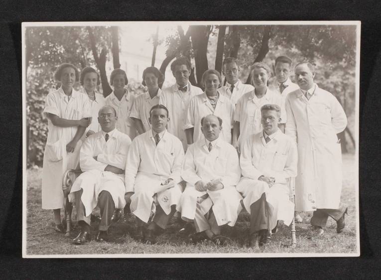 Bild: Josephinum – MedUni Wien, Richard Priesel und Hans Asperger mit Kolleg:innen der Kinderklinik der Universität Wien (CC BY-NC-SA 4.0)

Asperger und der Nationalsozialismus – Forschungen, Aufarbeitung und ein Diagnose-Begriff in Diskussion