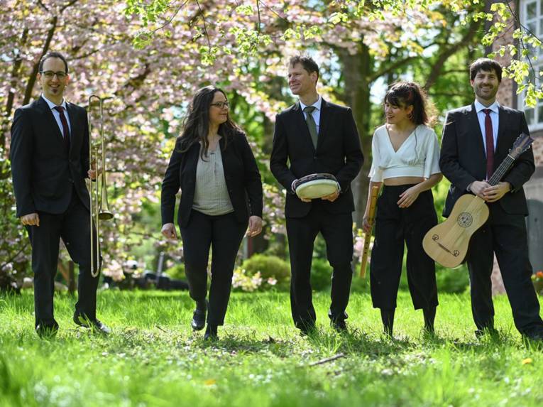 Die zwei Musikerinnen und drei Musiker des Ensembles.