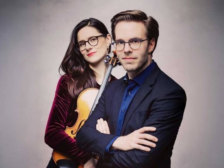 Ein Mann und eine Frau mit Viola