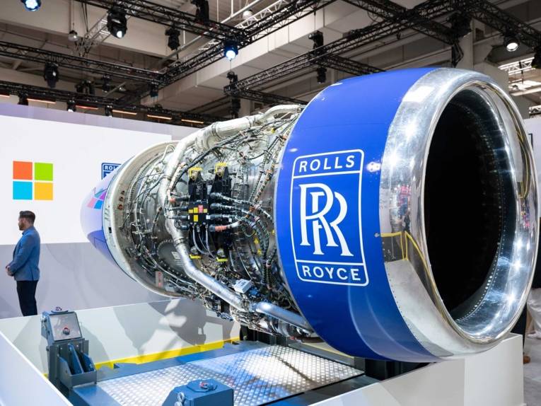 An der Seite geöffnete Flugzeugturbine in einer Messehalle