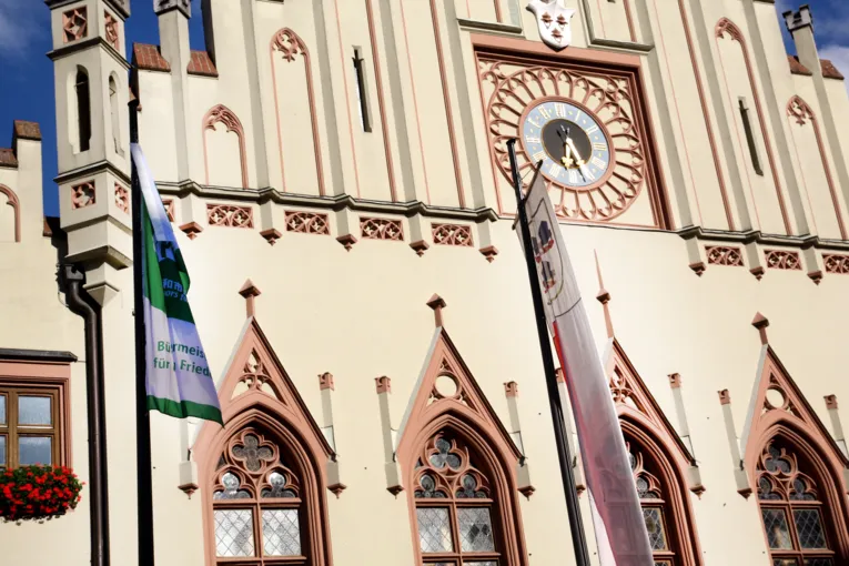 Flagge gegen Atomwaffen: Auch die Stadt Landhut als Mitglied des "Mayors for Peace"-B&uuml;ndnisses beteiligt sich an der Aktion und hisst vor dem Rathaus die Flagge der "B&uuml;rgermeister*innen f&uuml;r den Frieden"