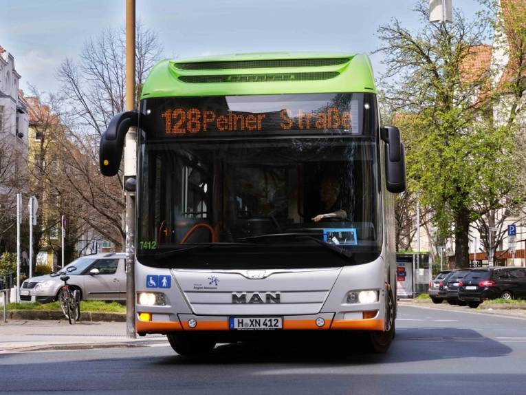 Ein MAN-Bus der Linie 128 Richtung Peiner Straße während der Fahrt aus der Frontperspektive.