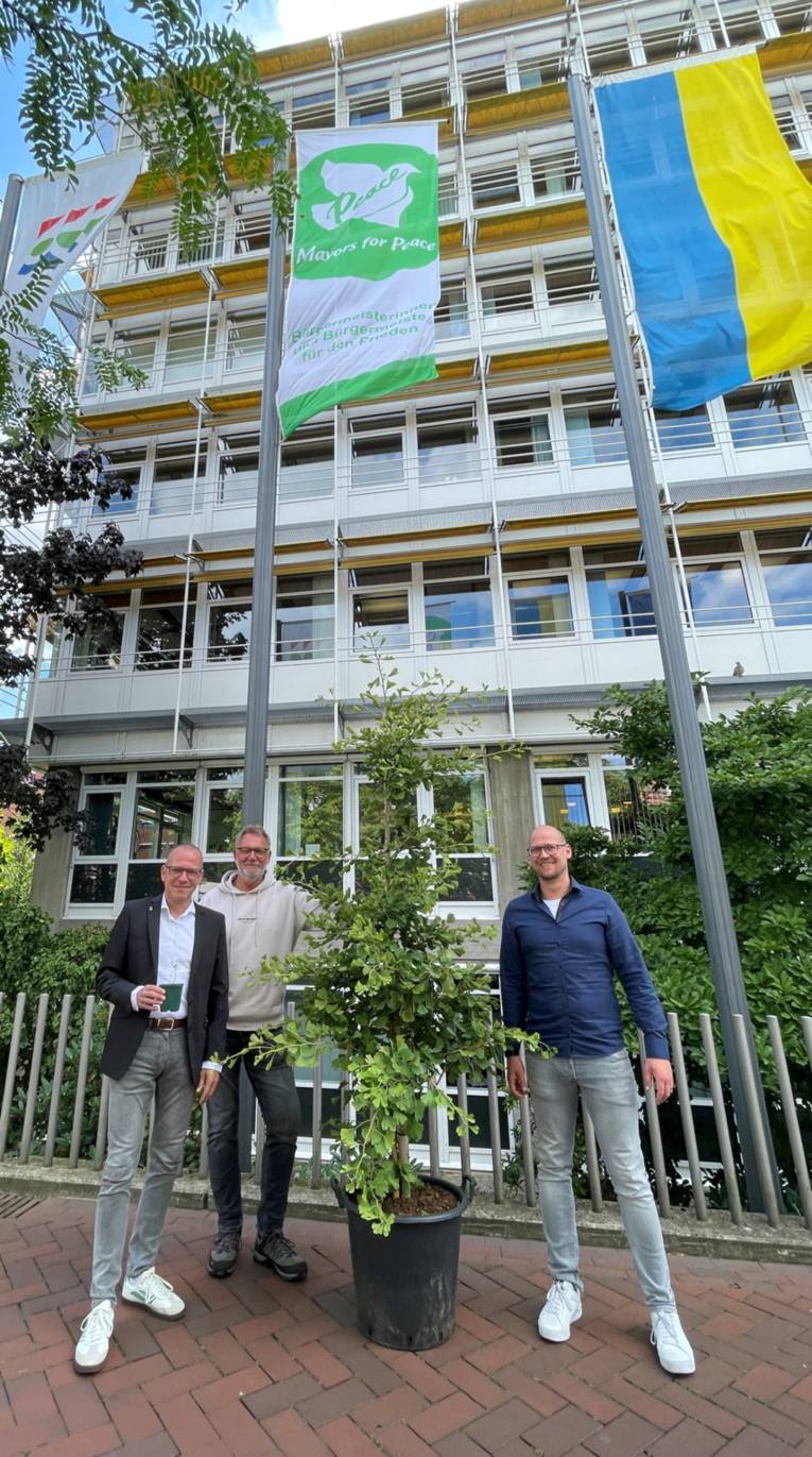 Emsdetten - Die Stadt Emsdetten hat den Flaggentag zum Anlass genommen, um auf das Ginkgo-Projekt aufmerksam zu machen.