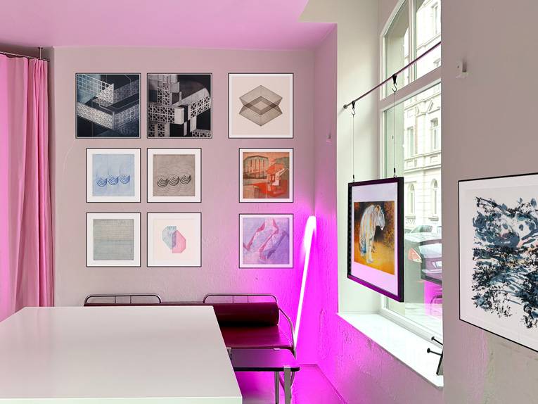 Mehrere Gemälde hängen an einer Wand