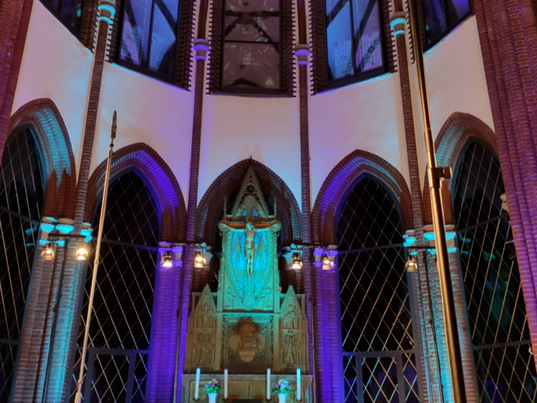 In Blautönen illuminierter Altar der Christuskirche