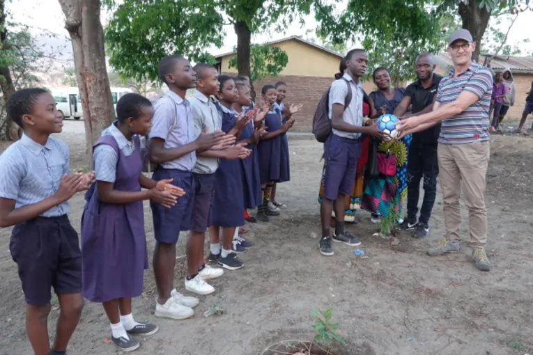 Die Nyambadwe Primary School erh&auml;lt als Dankesch&ouml;n f&uuml;r ihr Engagement einen fair gehandelten Fu&szlig;ball vom hannoverschen Team.