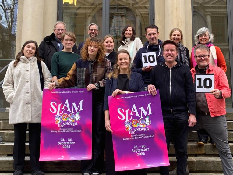 Hannover präsentiert die deutschsprachigen Meister*innenschaften im Poetry Slam. Vom 23. bis 26. September 2026 wird die Stadt zur Bühne für kreative Stimmen und leidenschaftliche Performances.