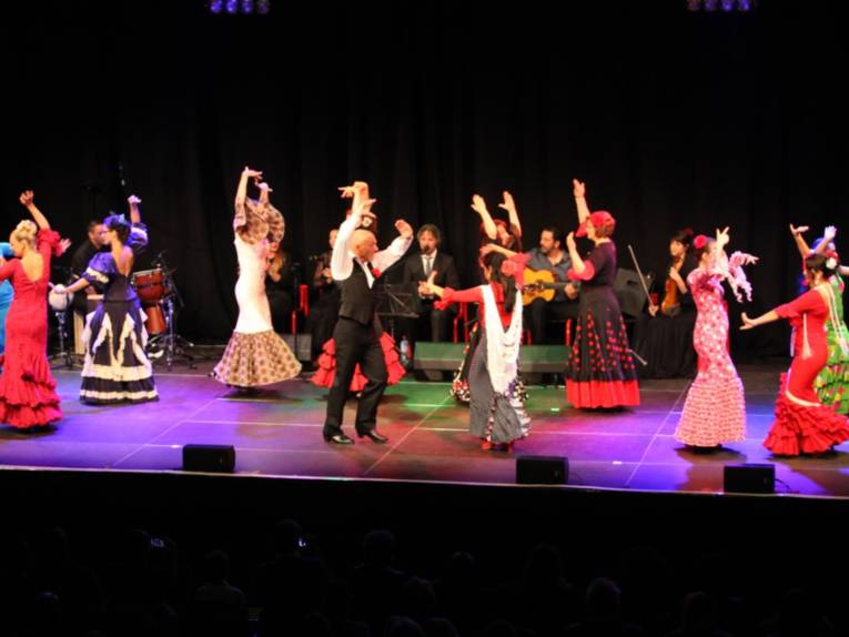 Tanzenden Menschen auf der Bühne bei der Flamenconacht im Pavillon Hannover