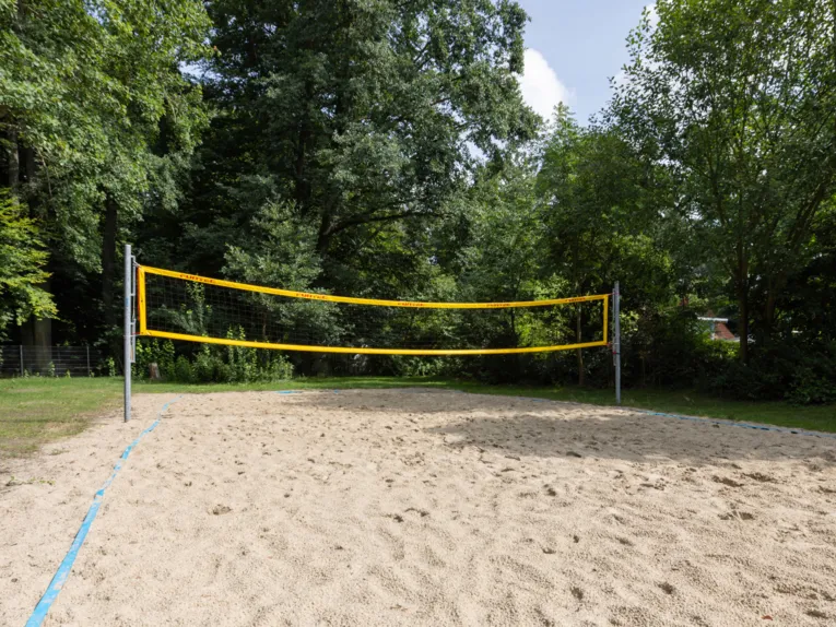 Volleyballnetz und Sandfl&auml;che