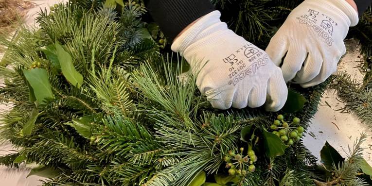 So wird ein dekorativer Kranz gebunden.