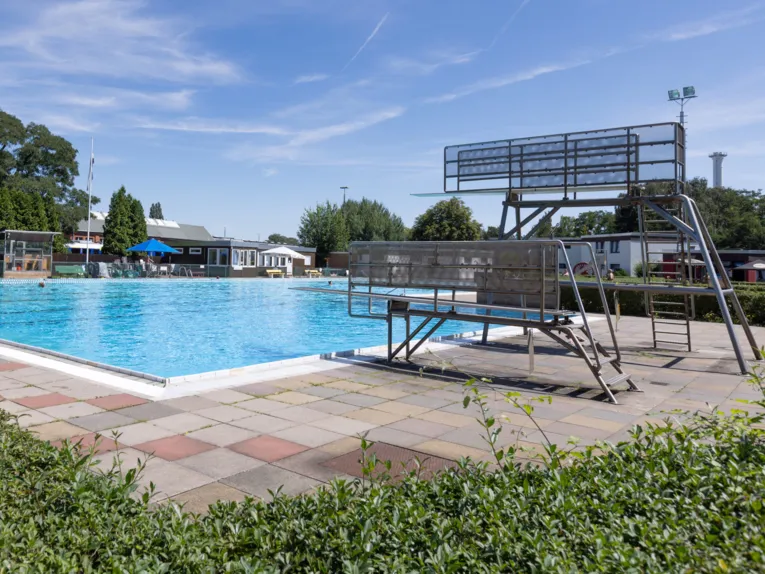 Schwimmbecken mit Sprungturm