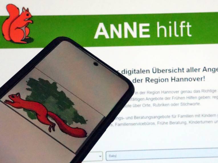 Blick auf ein Smartphone und einen Computerbildschirm, auf dem jeweils die Internetseite ANNE hilft zu sehen ist.