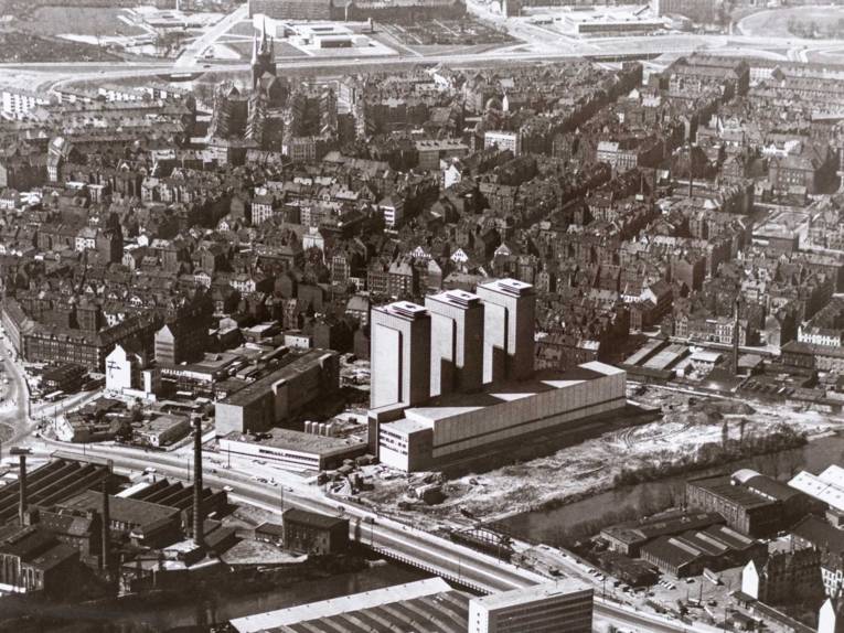 Luftaufnahme einer Stadtlandschaft. Historische Schwarz-Wei&szlig;-Aufnahme