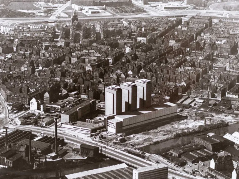 Luftaufnahme einer Stadtlandschaft. Historische Schwarz-Wei&szlig;-Aufnahme