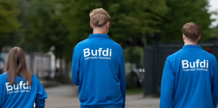 Drei Bufdis vor der FRW 1