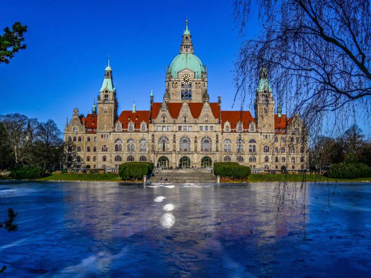 Neues Rathaus, im Vordergrund der vereiste Maschteich