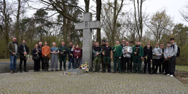 Jugendliche aus der Region Hannover und dem Landkreis Posen kümmern sich gemeinsam um Gedenkstätten.