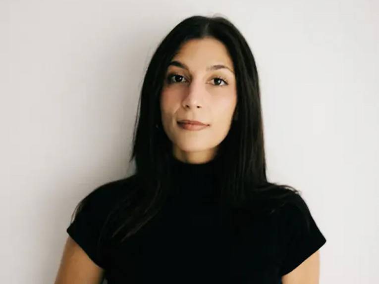 Die Autorin Miriam Davoudvandi