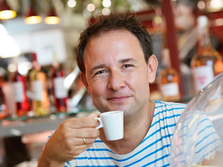 Der Autor Alexander Oetker beim Kaffeetrinken