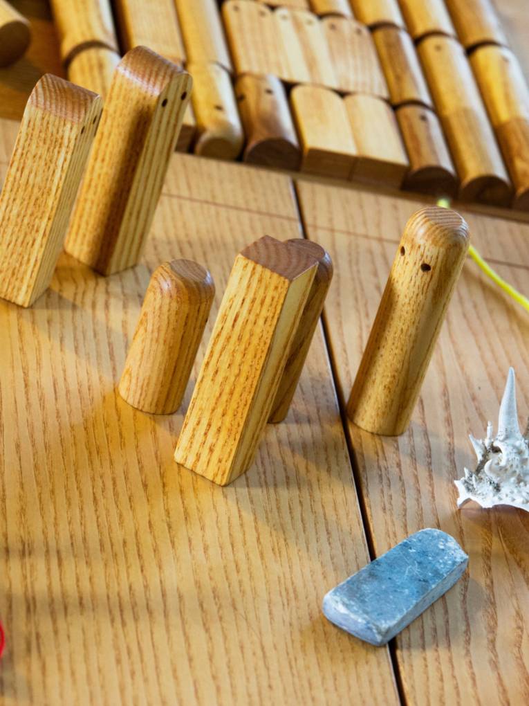 Figuren symbolisieren Personen und sind in einem System zueinander aufgestellt.