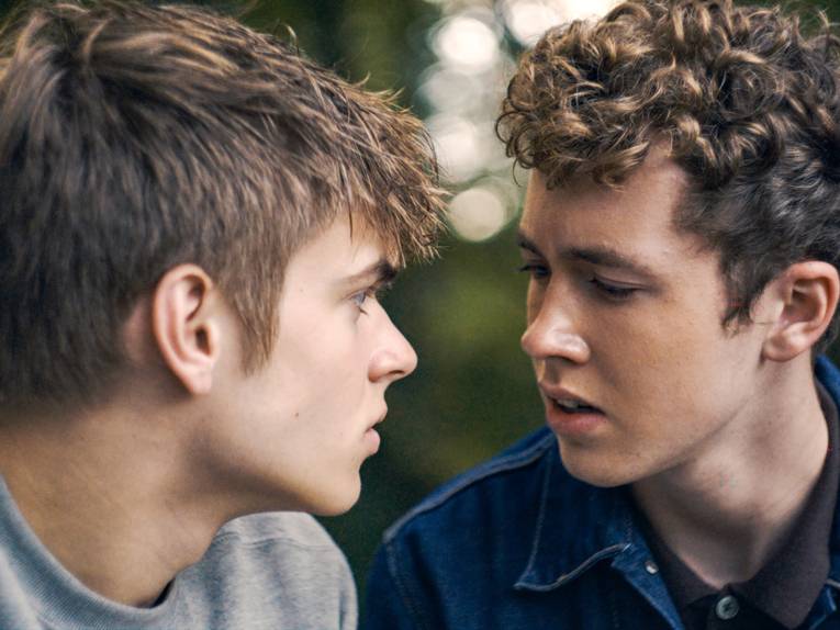 Zwei junge Männern schauen sich an