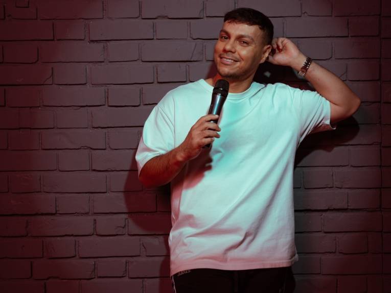 Zu sehen ist der Comedian Osan Yaran.