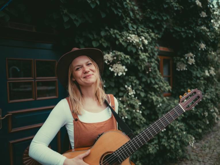 Zu sehen ist die Kinderliedermacherin und Musikpädagogin Lena Bender.