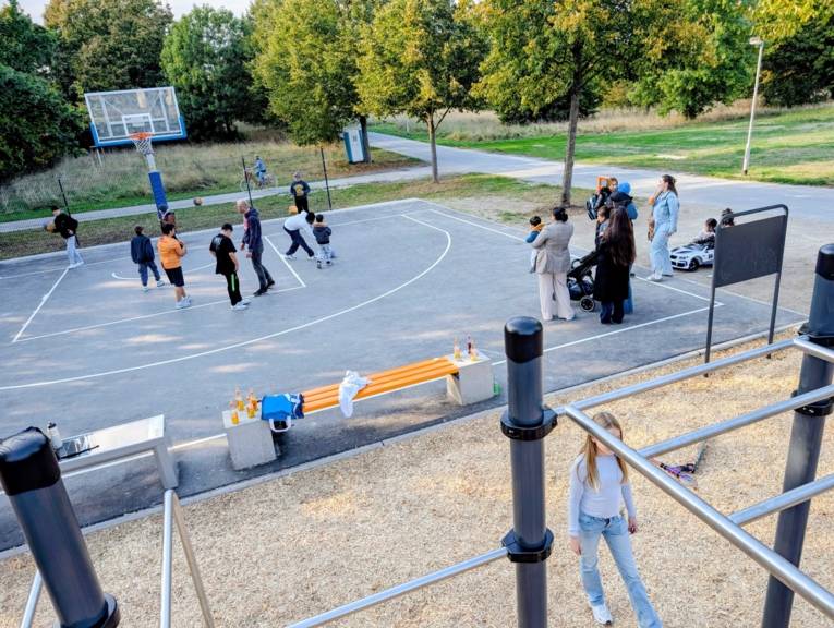 Blick auf einen neu eröffneten Jugendplatz mit Menschen.