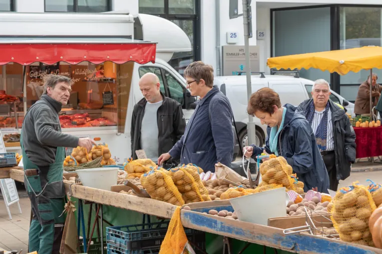 Kartoffel-H&auml;ndler mit Kundschaft