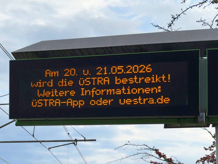 Informationsanzeige an einer Haltestelle mit einer Aufschrift, dass am 20. und 21. Mai keine Busse und Bahnen fahren