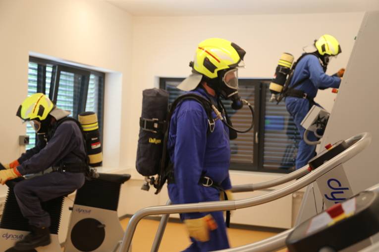 Feuerwehrleute trainieren unter Atemschutz auf der FRW 3.