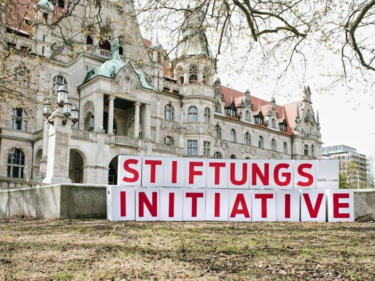 Schriftzug "Stiftungsinitiative Hannover" vor historischem Gebäude