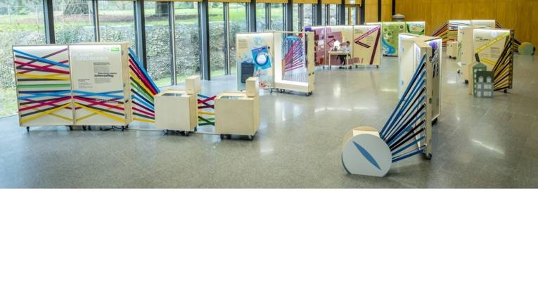 Gesamtübersicht über die Ausstellung "Planet Gesundheit" in den Räumen der Deutschen Bundesstiftung Umwelt.