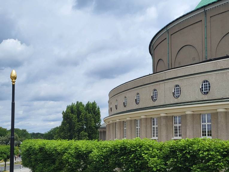 Ein Gebäude von außen.